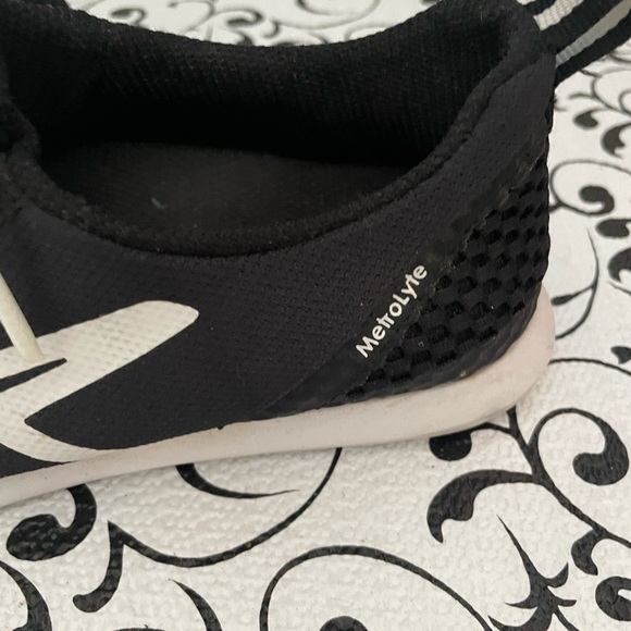 Ladies ASICS sneaker 👟size 5 - Picture 2 of 5